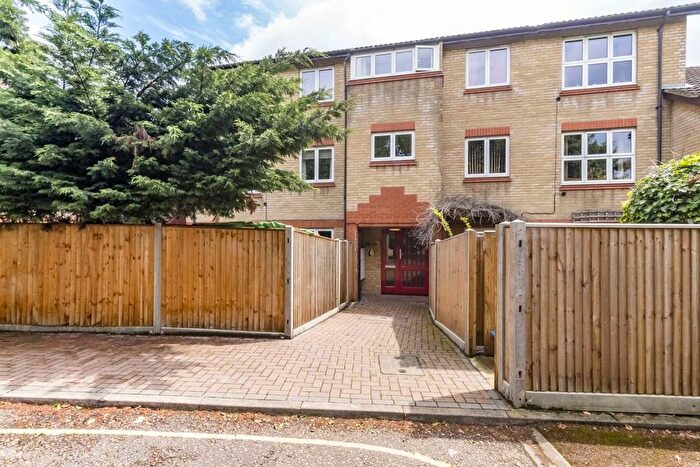 1 Bedroom Flat To Rent In Ivybridge Close, Twickenham, TW1