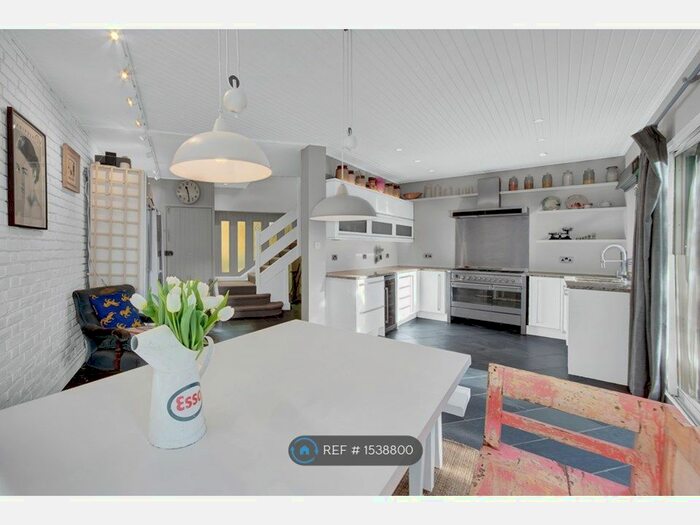 4 Bedroom Semi-Detached House To Rent In Stockwell Park Crescent, London, SW9