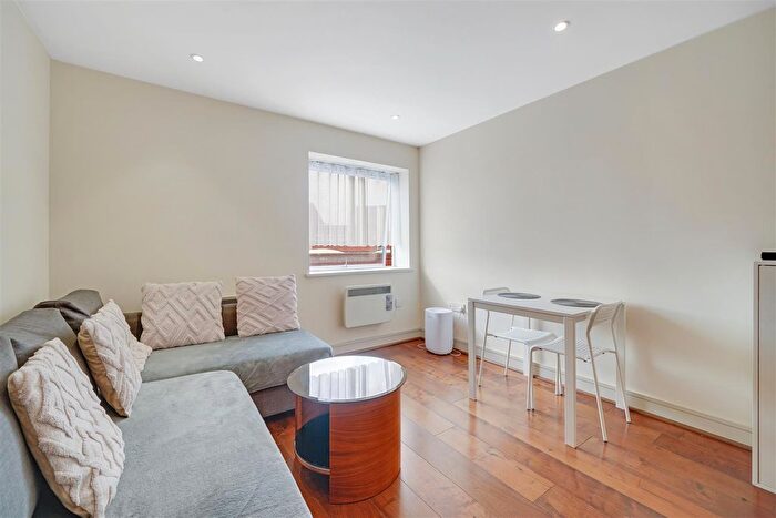 1 Bedroom Flat For Sale In High Street, Weybridge, KT13