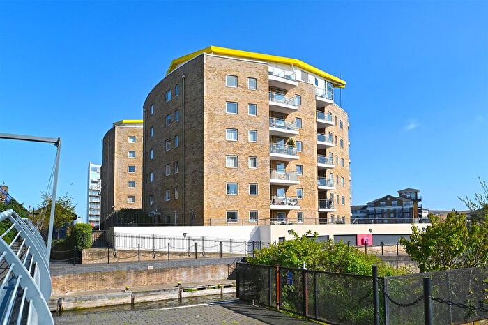 2 Bedroom Flat To Rent In Basin Approach, Limehouse, E14