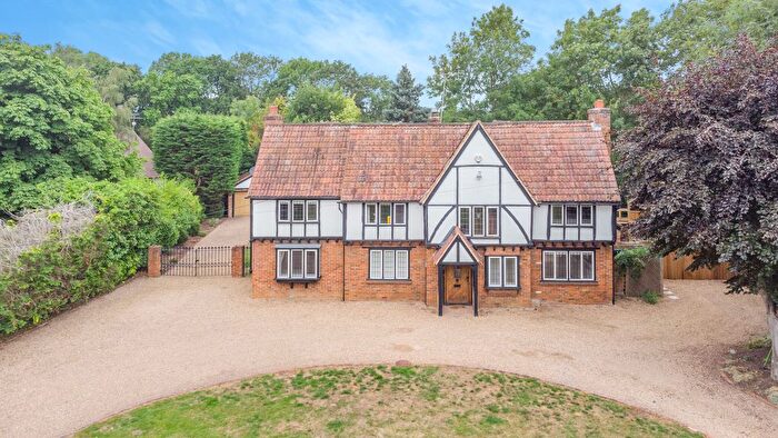 5 Bedroom Detached House For Sale In Hawthorn Hill, Warfield, RG42