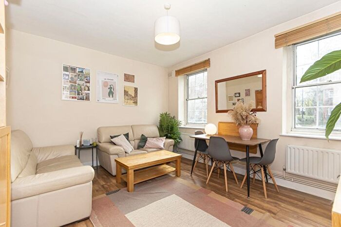 3 Bedroom Flat To Rent In William Bonney Estate, London, SW4