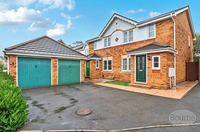 3 Bedroom Semi-detached House For Sale In Stirling Close, Ash Vale, Surrey, GU12