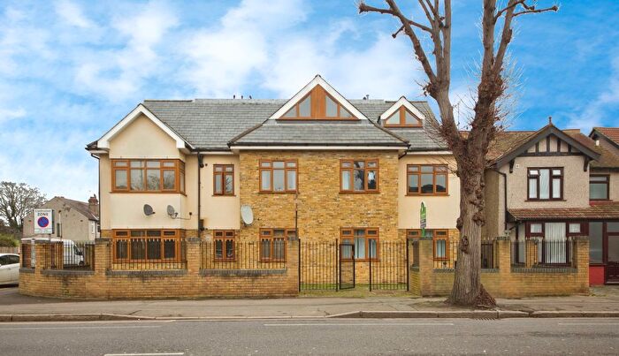 2 Bedroom Flat For Sale In Mawney Road, Romford, Essex, RM7