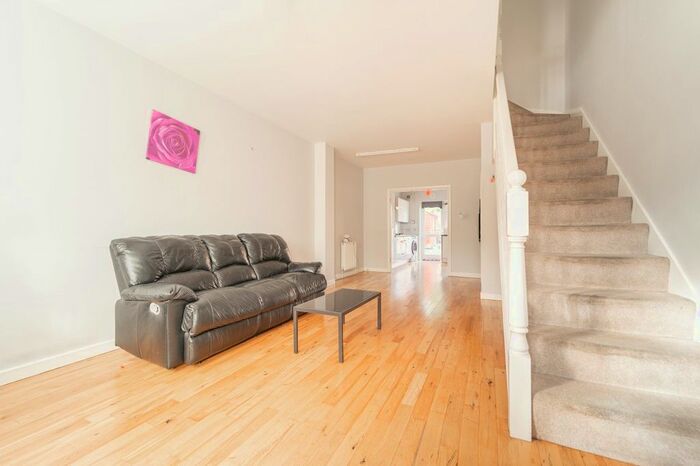 2 Bedroom Semi-detached House To Rent In Neville Road, Ilford, IG6