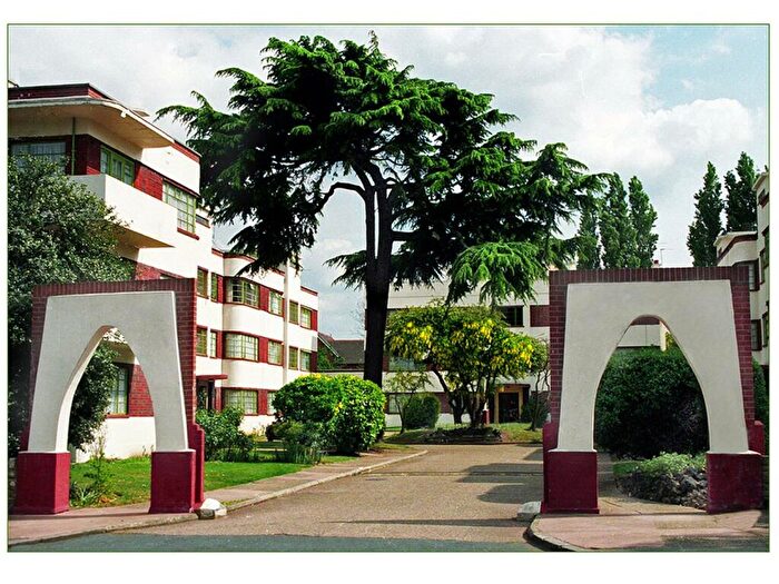 2 Bedroom Apartment To Rent In Grosvenor Road, Wanstead, E11