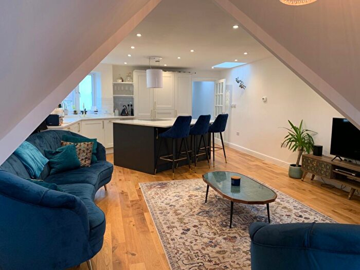 2 Bedroom Flat To Rent In The Broadway, Woodford Green, IG8