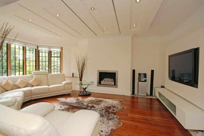 3 Bedroom Flat To Rent In Manor Fields, Putney, London, SW15