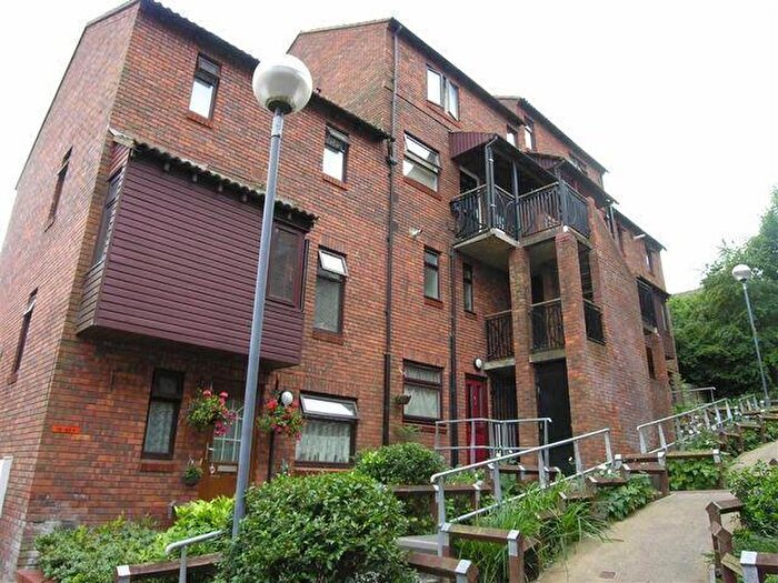 2 Bedroom Flat For Sale In Flat Hilltop Court, Downs Road, Luton, Bedfordshire, LU1