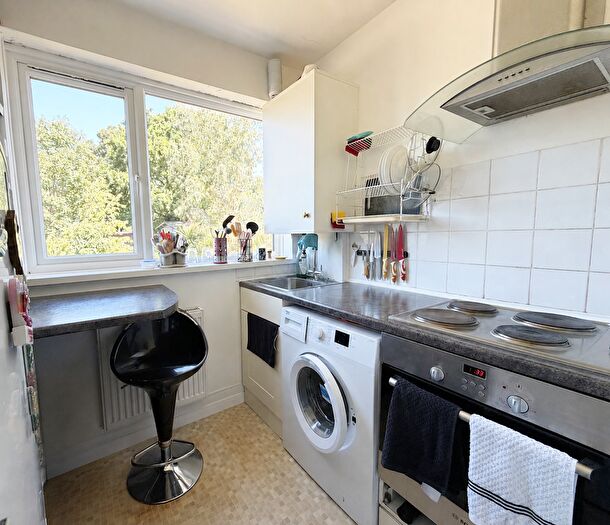 2 Bedroom Flat To Rent In Blythe Close, London, SE6