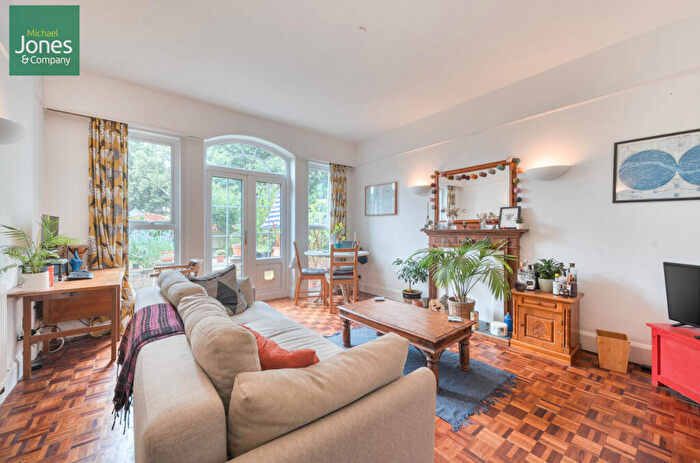 2 Bedroom Flat To Rent In Grand Avenue, Worthing, West Sussex, BN11