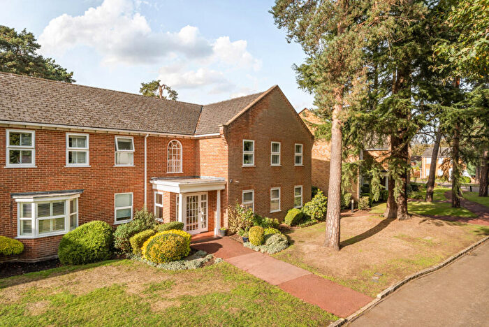 1 Bedroom Apartment For Sale In Fairlawn, Hall Place Drive, Weybridge, KT13