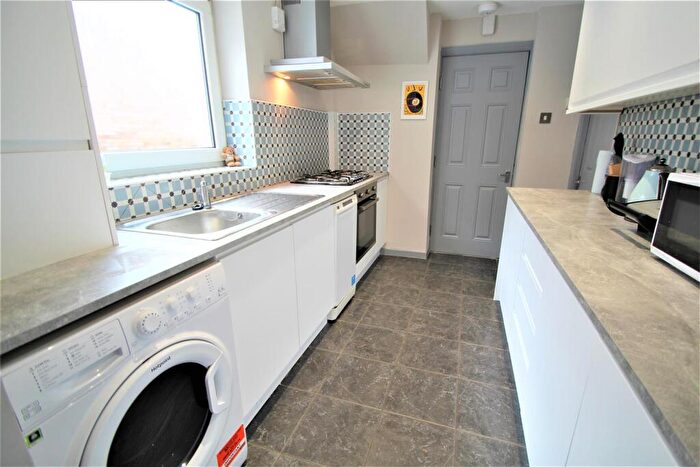 4 Bedroom Semi-Detached House To Rent In Kirkstall Hill, Burley, Leeds, LS4
