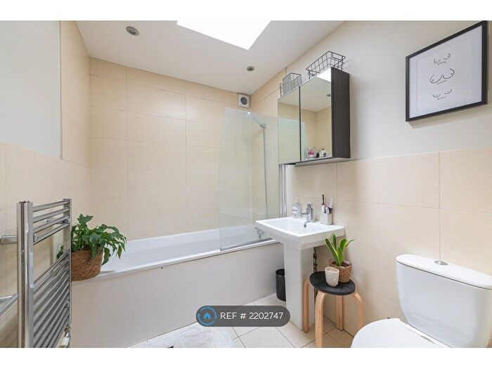 3 Bedroom Flat To Rent In Stockwell Road, London, SW9
