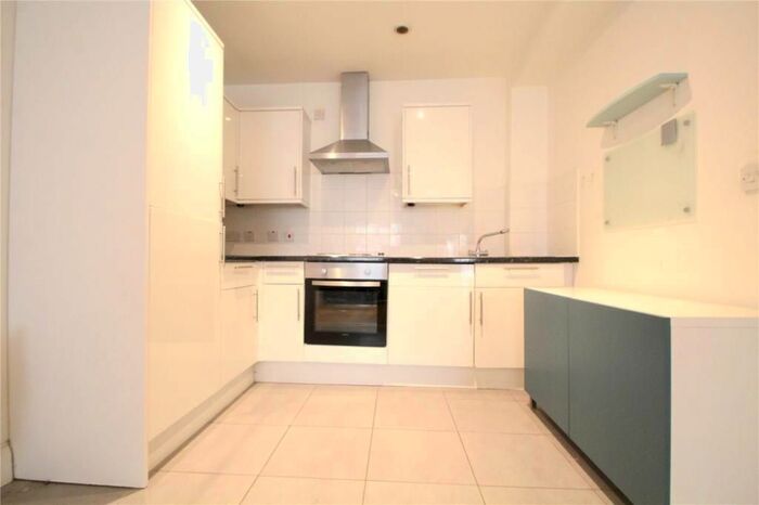 3 Bedroom Flat To Rent In Holloway Road, Islington, London, N7