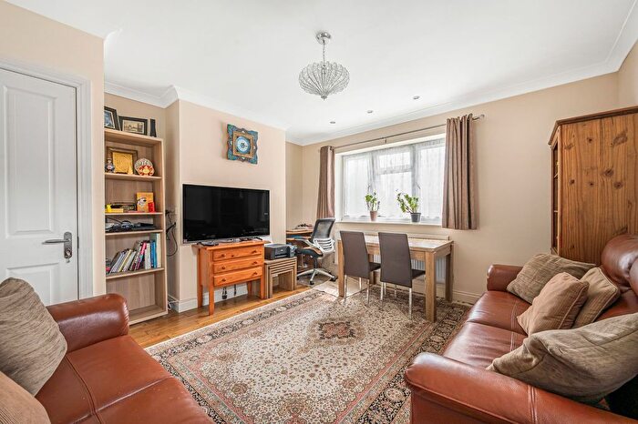 2 Bedroom Flat For Sale In Creswick Road, Acton, W3