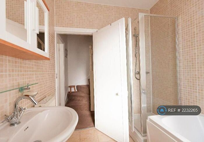 2 Bedroom End Of Terrace House To Rent In Rosemont Grove, Leeds, LS13