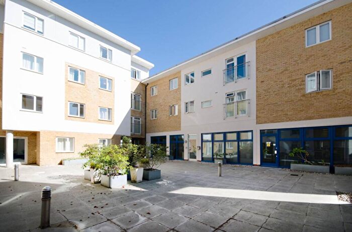 2 Bedroom Flat To Rent In Walnut Tree Close, Guildford, GU1