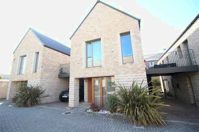 3 Bedroom Detached House To Rent In Barnwell Close, Edgware, Middlesex, HA8