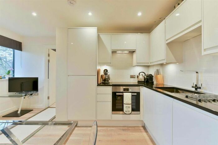 1 Bedroom Flat For Sale In South Street, Epsom, KT18