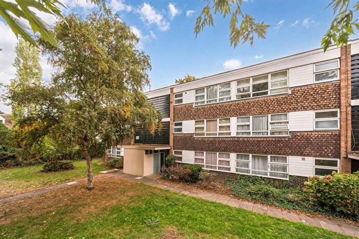 1 Bedroom Flat For Sale In Bucklands Road, Teddington, TW11