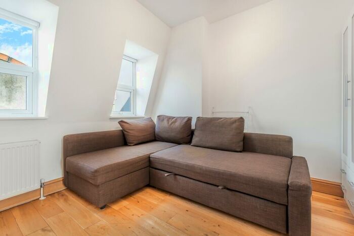 Apartment To Rent In High Road London, N2