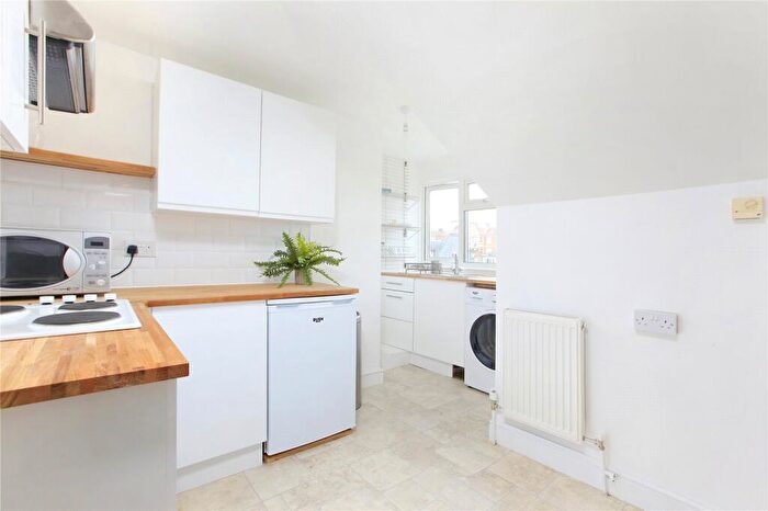 1 Bedroom Flat For Sale In Battersea Park Court, - Battersea Park Road, SW11