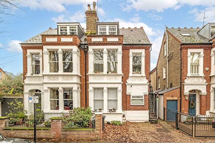 2 Bedroom Flat For Sale In Beverley Road, Chiswick, W4