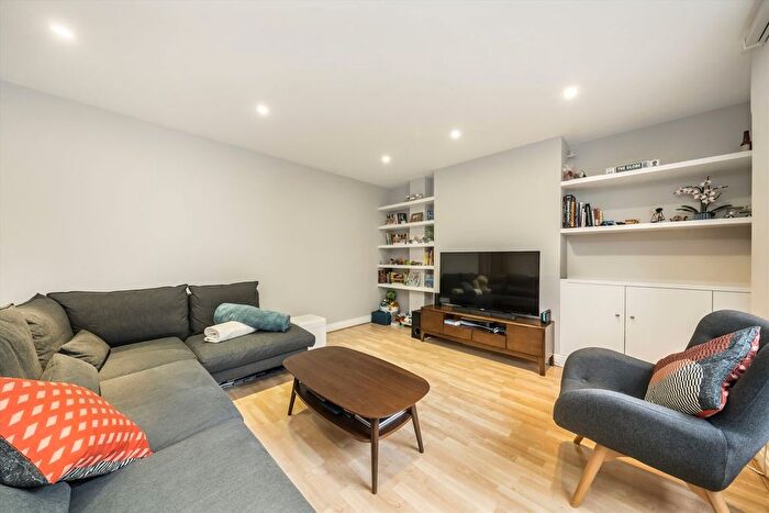 3 Bedroom Flat For Sale In Stockwell Gardens, Clapham, SW9