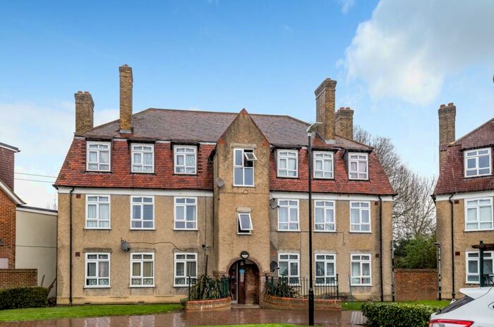 3 Bedroom Flat To Rent In Southover Bromley, BR1