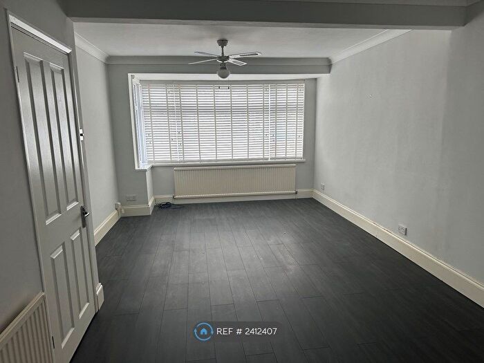 3 Bedroom Terraced House To Rent In Upper Rainham Road, Hornchurch, RM12