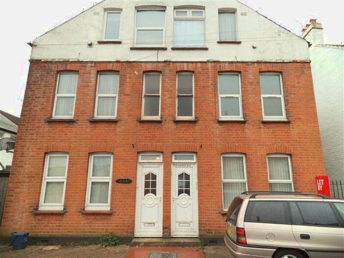 1 Bedroom Flat To Rent In Fairfax Drive, Westcliff-On-Sea, SS0