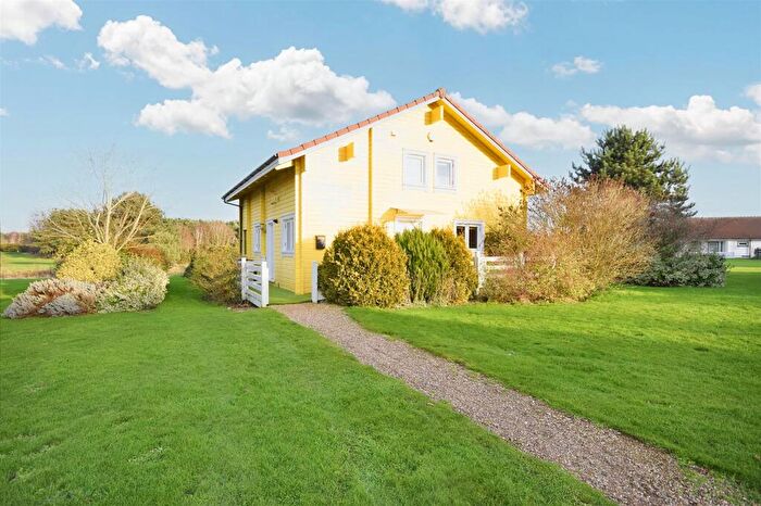 2 Bedroom Detached House For Sale In Fairway Lakes, Caldecott Hall, Fritton, Great Yarmouth, NR31