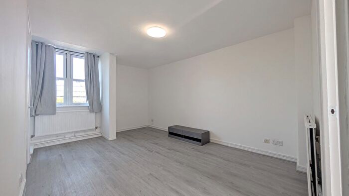 Studio To Rent In Acklam Road, London, W10