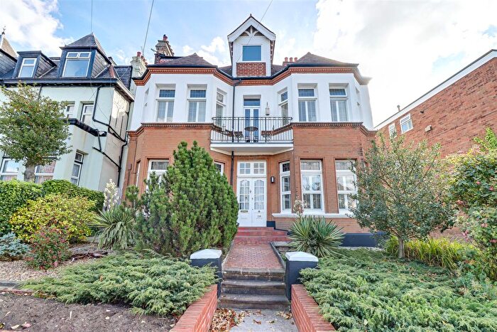 3 Bedroom Flat For Sale In Crowstone Road, Westcliff-On-Sea, SS0