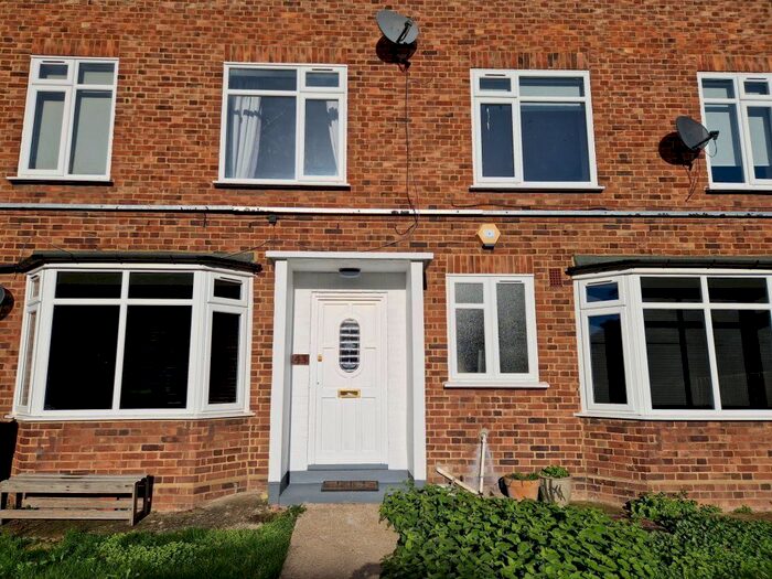 2 Bedroom Maisonette To Rent In Hillyfields, Loughton, IG10