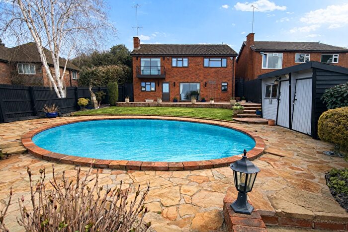 3 Bedroom Detached Bungalow For Sale In Mountview, Mountfield Path, Luton, LU2