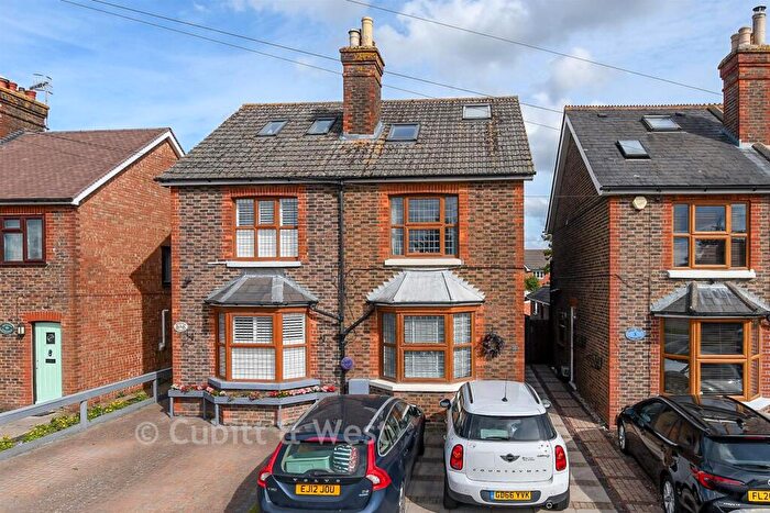 3 Bedroom Semi Detached House For Sale In Reigate Road, Horley, Surrey, RH6