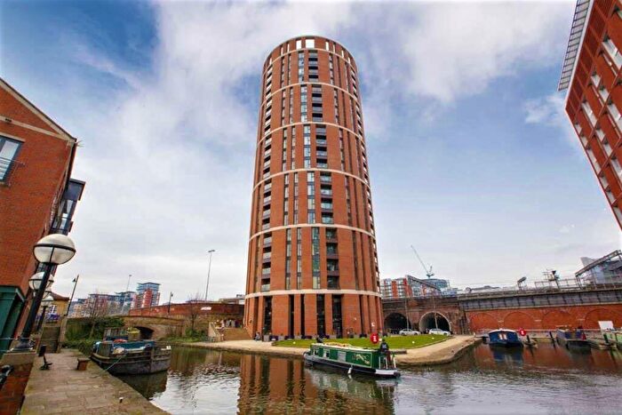 2 Bedroom Apartment To Rent In Candle House, Leeds, LS1