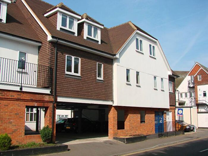 2 Bedroom Apartment To Rent In West Byfleet, Surrey, KT14