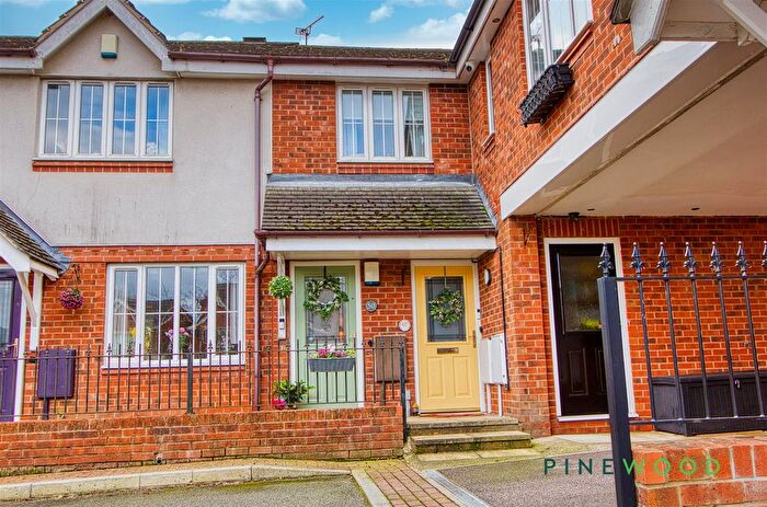 2 Bedroom Flat For Sale In Stanier Way, Renishaw, Sheffield., S21