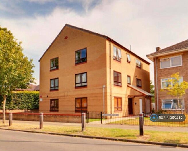 3 Bedroom Flat To Rent In Carlton Way, Cambridge, CB4