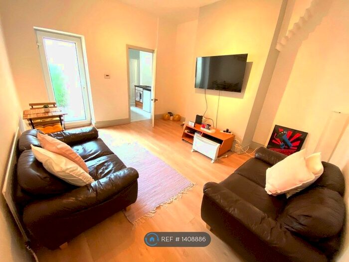 2 Bedroom Flat To Rent In Jesmond, Newcastle Upon Tyne, NE2