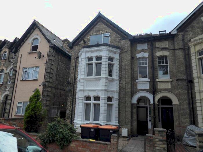 1 Bedroom Flat To Rent In Chaucer Road, Poets Area, Bedford, MK40