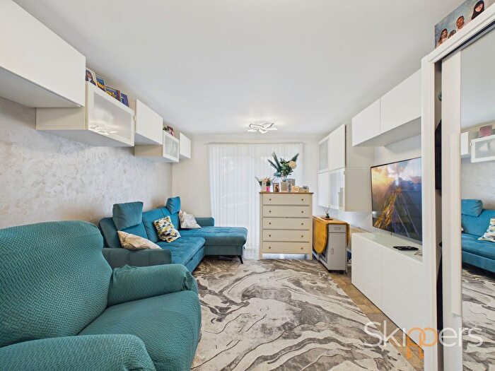 2 Bedroom Flat For Sale In Hurst Road, Kennington, TN24