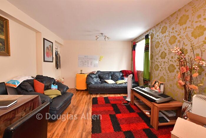 2 Bedroom Flat For Sale In Valentines Road, Ilford, Essex, IG1