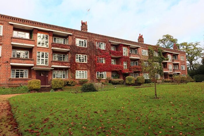 2 Bedroom Flat For Sale In Bedford Gardens, Luton, Bedfordshire, LU3