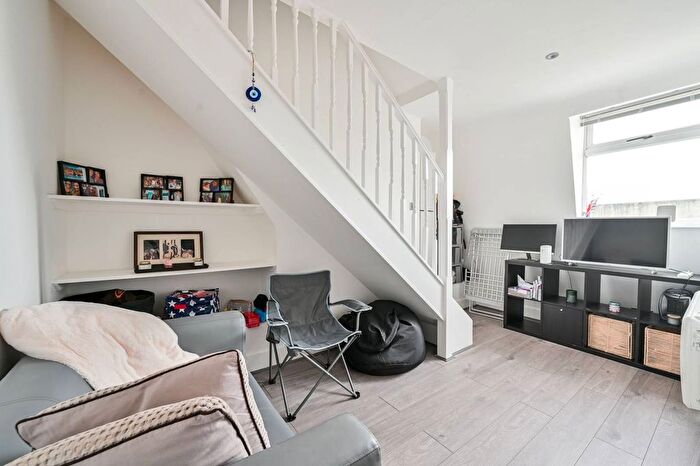 2 Bedroom Maisonette To Rent In Brixton Road, Brixton, London, SW9