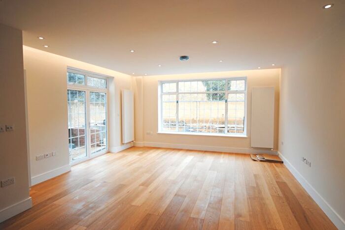 2 Bedroom Flat To Rent In Beechcroft Avenue, Golders Green, NW11