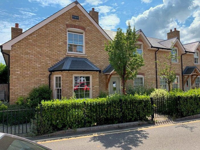 1 Bedroom Flat To Rent In Rusham Road, Egham, TW20